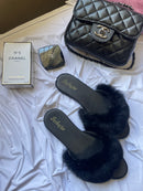 Chinelinho de plumas preto